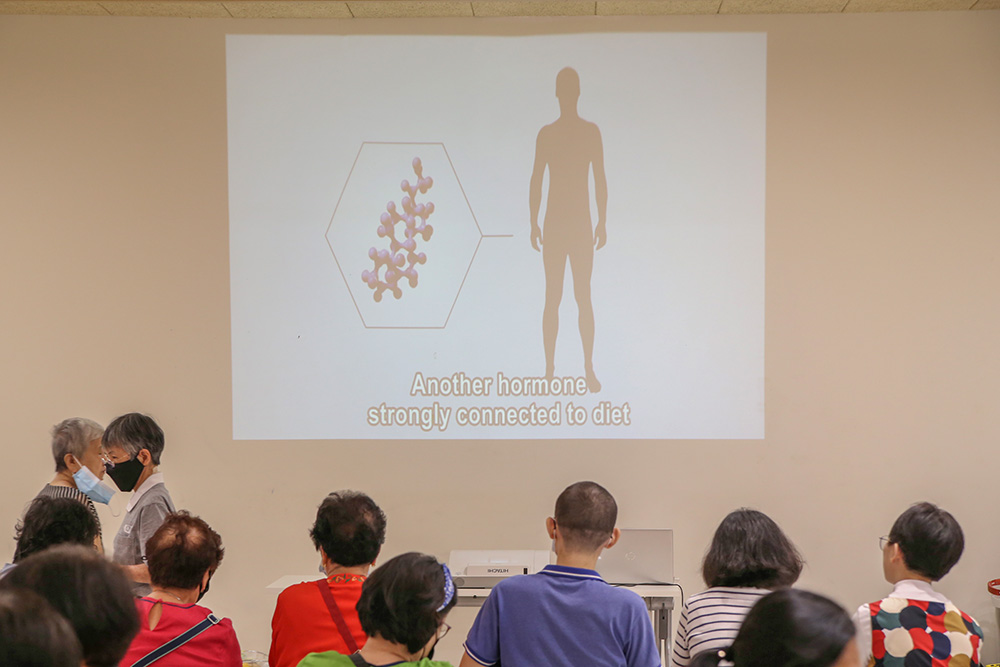 电影观赏区轮番播放动物保护和健康纪录片,让人重新反思“吃肉”这回事。(摄/ 冯桂琼)