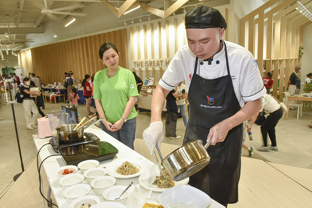 中央舞台飘来一阵阵浓郁香味,厨师何志伟向大家示范如何烹煮野菌白汁意粉。(摄/ 伍书永)