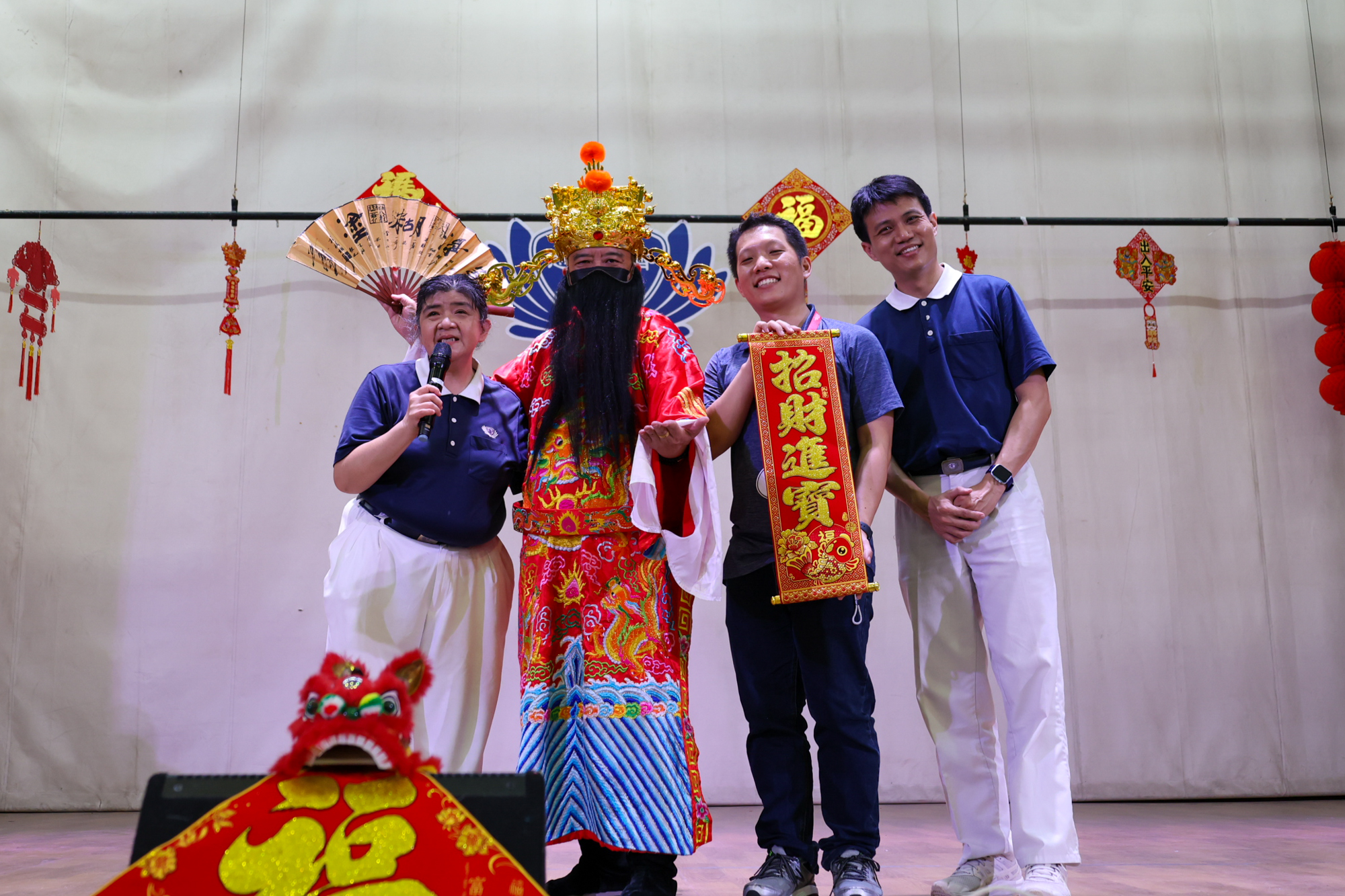 协调颜彣芸 (左一)邀请志工们为院友呈现欢乐的新春节目。