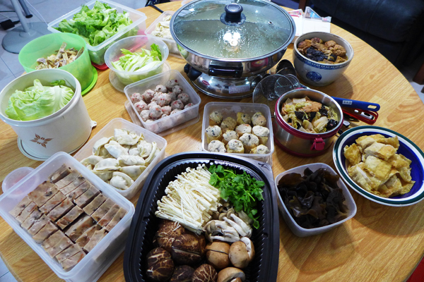 Volunteers Bring Reunion Dinner Blessings to the Chan Family