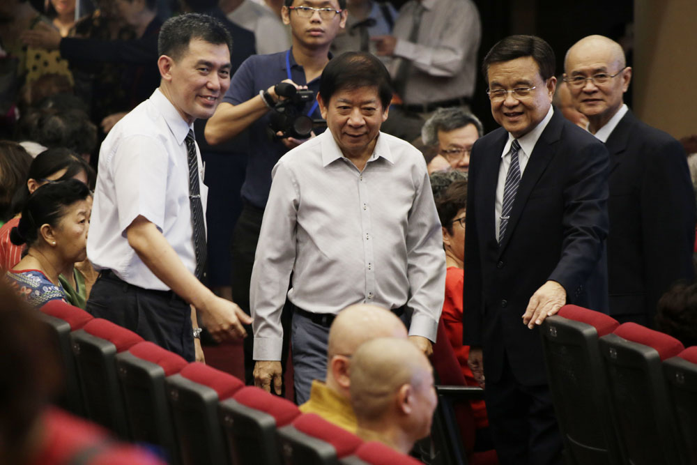 基础建设统筹部长兼交通部长许文远(左二)受邀出席《智者大师》慈善义演。摄 / 冯桂琼