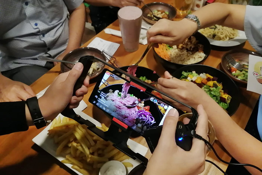 吃得健康,也可以吃得美味!把镜头拉近,凸显蔬食的色香味。(摄 / 黎东兴  5/1/2021)