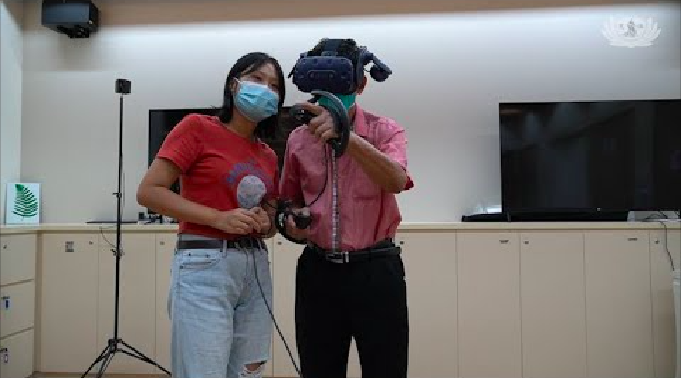 Seniors Keep Pace with the Times through Experiencing New Technology