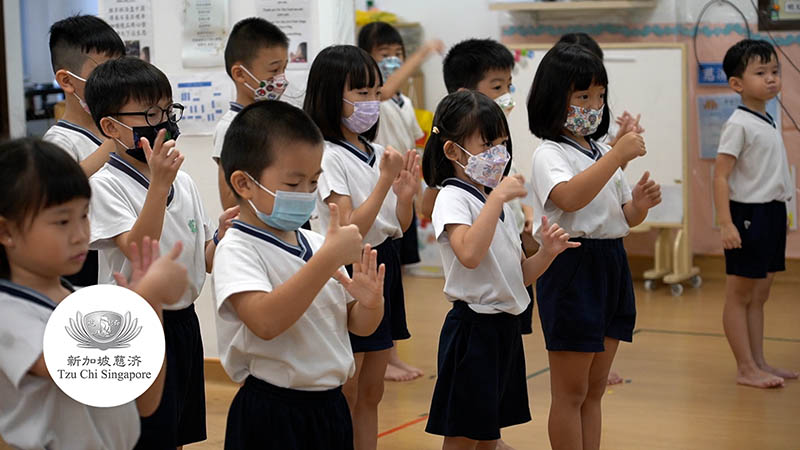 The Children Want to Repay Kindness through a Heartfelt Graduation Gift