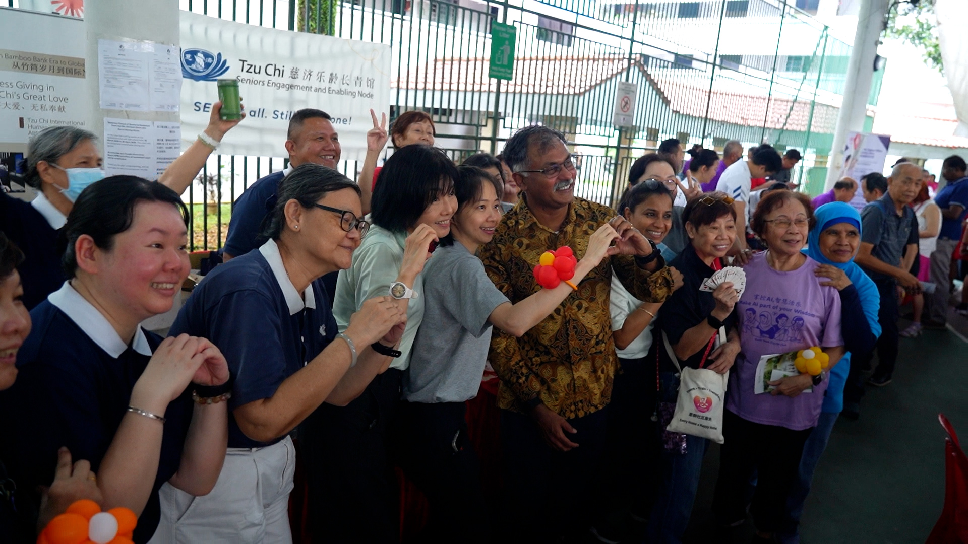 Over 350 senior citizens learn AI, setting a new record in Singapore